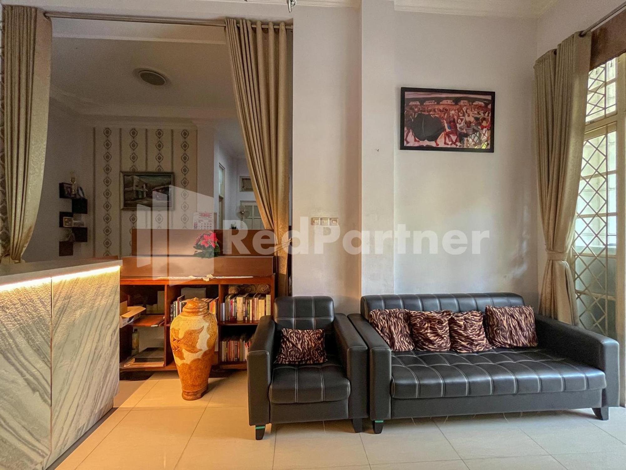 D Palma Near Lokananta Manahan Mitra Reddoorz Surakarta  Экстерьер фото