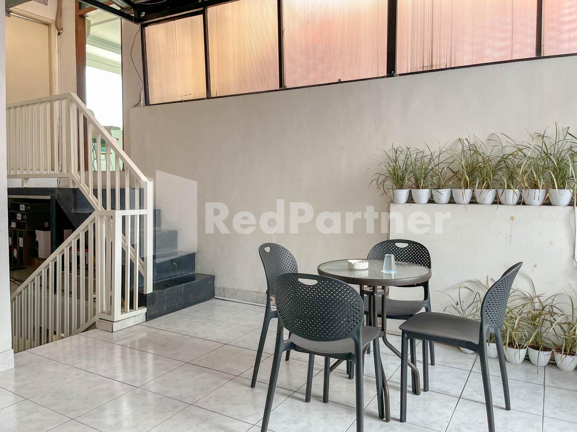 D Palma Near Lokananta Manahan Mitra Reddoorz Surakarta  Экстерьер фото